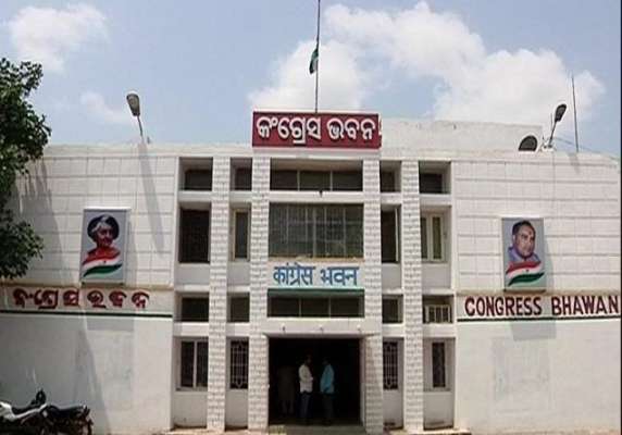 women congress member strikes infront of congress bhawan