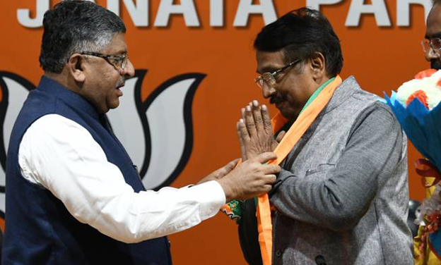 former congress leader tom vadakkan joins bjp