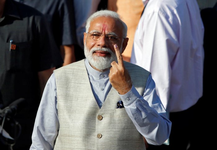 MODI CASTED HIS VOTE IN GUJARAT