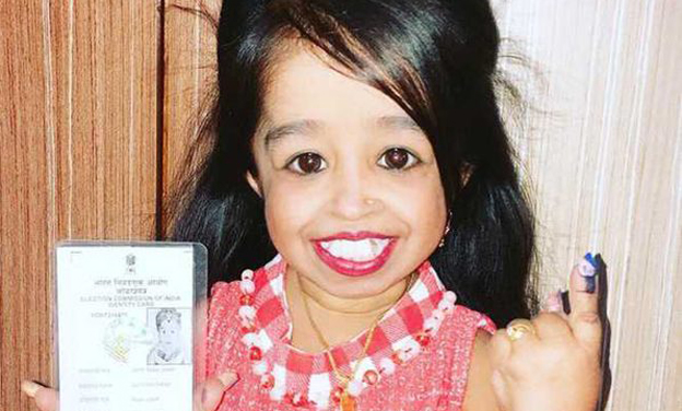 world's smallest woman gives her vote in nagpur
