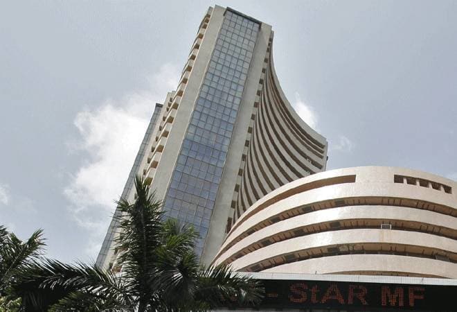 Markets in panic: Sensex plunges 700 points, Fear index jumps 16%