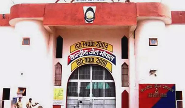 4 prisoners ran away from bhopal central jail