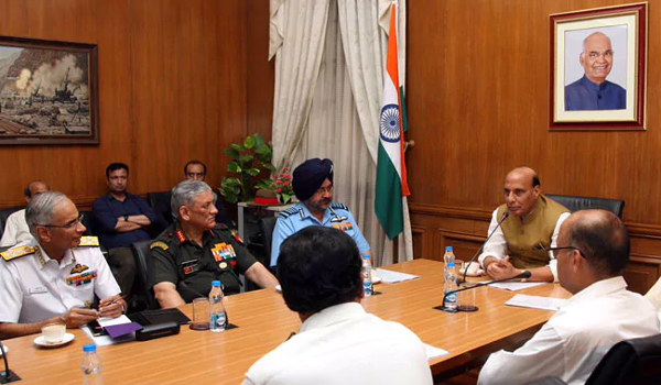 defence minister, Rajnath visits Siachen, interacts with Army jawans