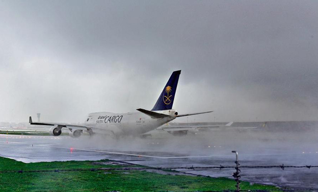 flight delyed in mumbai airport due to heavy rain