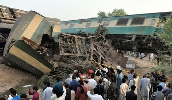 pakistan train accident