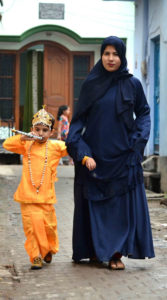 BAREILLY, AUG 23 (UNI);- A muslim women dressed her child as Lord Krishna on occasion of Sri Krishna Jananmasthami in Bareilly on Friday. UNI PHOTO-LKWPC5U