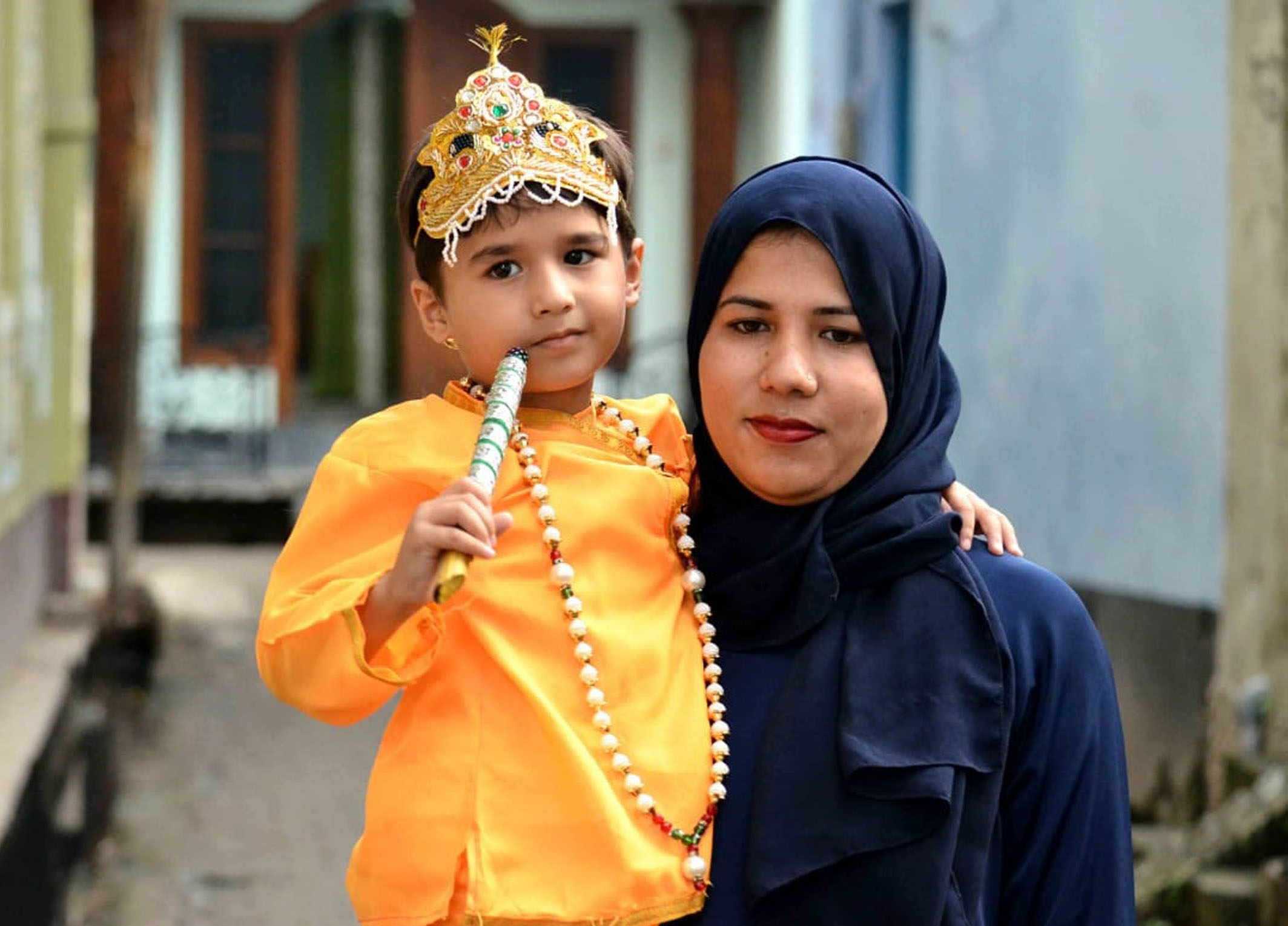 BAREILLY, AUG 23 (UNI);- A muslim women dressed her child as Lord Krishna on occasion of Sri Krishna Jananmasthami in Bareilly on Friday. UNI PHOTO-LKWPC6U