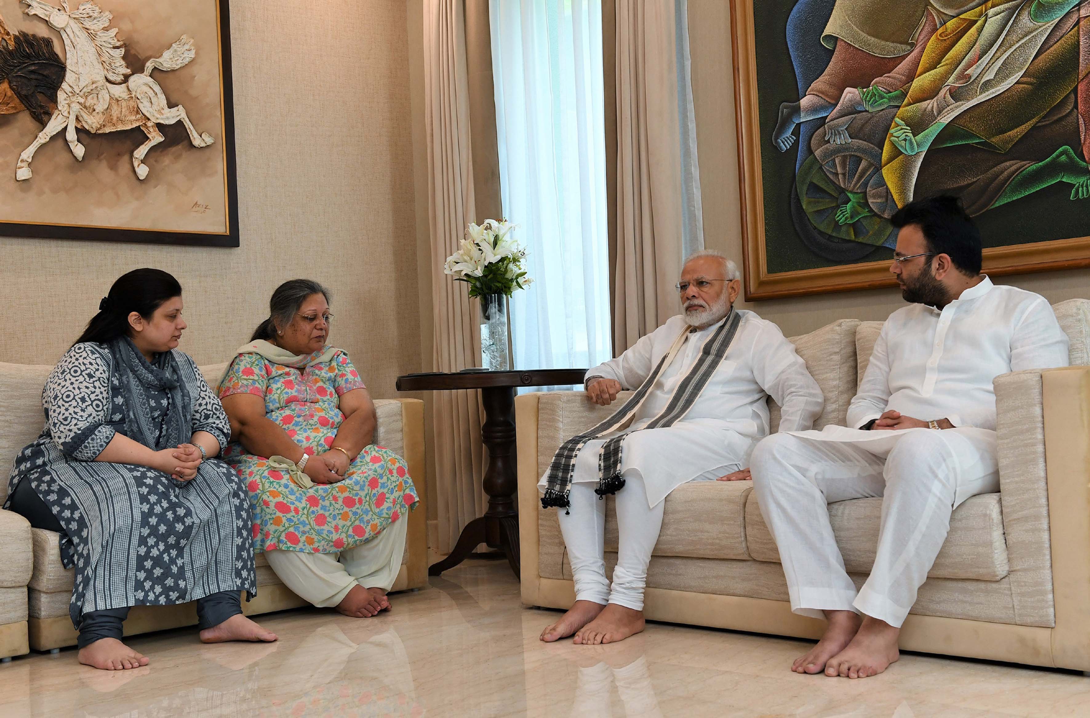 Prime Minister Narendra Modi consoles family members of the former Union Minister Arun Jaitley, at his residence, in New Delhi on Tuesday. UNI PHOTO-26U