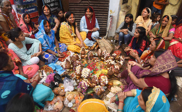 PATNA, OCT 29 (UNI):- Women perform rituals during 'Bhai Dooj' celebration in Patna on Tuesday.UNI PHOTO-55U