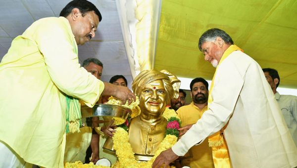 VIJAYAWADA. OCT 29 (UNI) TDP National President and Andhra Pradesh former Chief Minister N Chadrababu Naidu paying tributes of TDP founder N T Rama Rao bust size statue during TDP activists meeting at Vijayawada on Tuesday. UNI PHOTO-77U