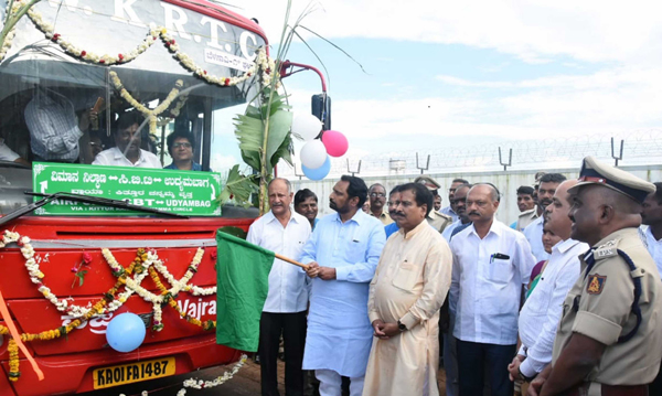 BELAGAVI, OCT 28 (UNI)- Union minister of state for Railways Suresh Angadi flagged off City Bus service from Sambra Airport on Monday.UNI PHOTO-33U