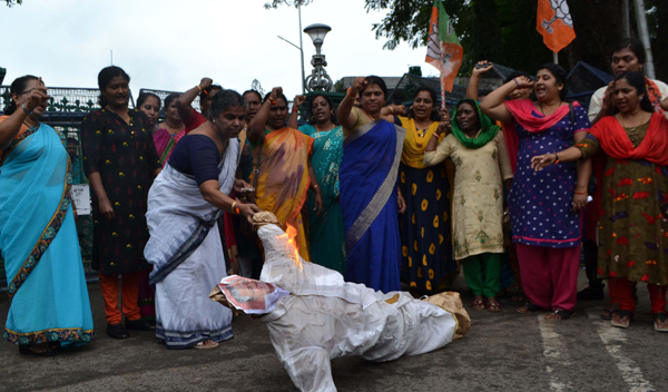 THIRUVANANTHAPURAM, OCT 28 (UNI) - BJP Mahila Morcha workers burning Kerala Chief Minister Pinarayi Vijayan in effigy in front of Kerala Secretariat over the death of two Dalit sisters at Walayar in Palakkad, in Thiruvananthapuram on Monday. UNI PHOTO-15U