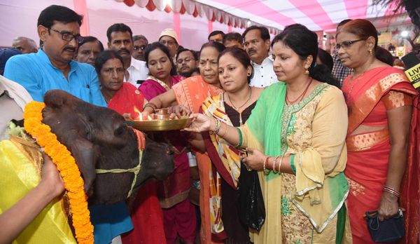 PATNA, OCT 28 (UNI):- Women worshiping cow during Goverdhan Puja in Patna on Monday.UNI PHOTO-26U