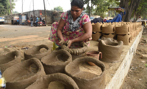 PATNA, OCT 28 (UNI):- A woman making earthen stoves ahead of Chhath Puja festival, in Patna on Monday. UNI PHOTO-9U