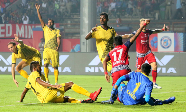 JAMSHEDPUR, OCT 29 (UNI):- Jamshedpur FC player (Red-Red-Red jersey) and Hyderabad FC players (Yellow-Yellow jersey) in action during Indian Super League (ISL) Football Match 2019-20 in Jamshedpur on Tuesday. UNI PHOTO-96U