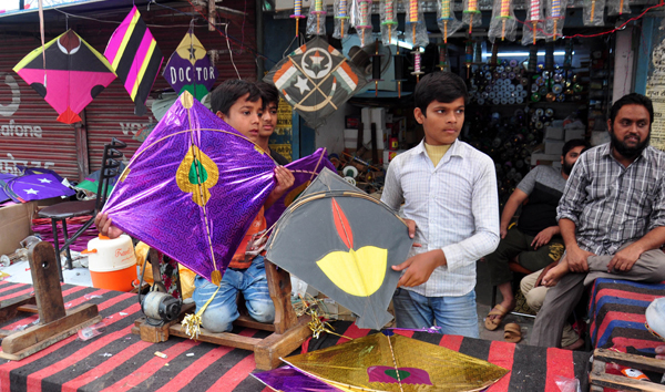 LUCKNOW, OCT 28 (UNI) Kites galore: People celebrate Jamghat, a traditional Lucknow festival, a day after Diwali, while buying kites and 'manjha' in the state capital on Monday. UNI PHOTO-LKWPC4