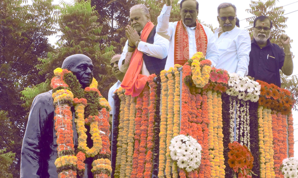 HYDERABAD, OCT 31 (UNI):- Parshottam Rupala, Union Minister of State for Agriculture and Farmers Welfare and Telangana BJP Unit President and others garlanding the statue of Sardar Patel Jayanti, on the occasion of Ekta Diwas, organised by BJP on Thursday at Sardar Patel Statue, Public Gardens, Basheerbagh in Hyderabad. UNI PHOTO-RSN2U