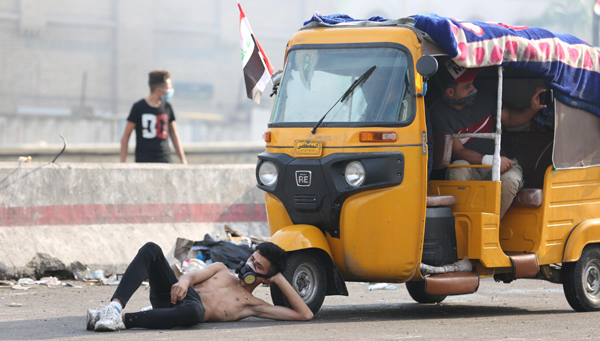 BAGHDAD, Oct. 28, 2019 (Xinhua) -- A protester takes a rest by a tuk-tuk during a protest at Tahrir square in Baghdad, Iraq, on Oct. 27, 2019. The Iraqi authorities said on Sunday that the death toll from the new wave of nationwide protests over unemployment, corruption and lack of public services has risen to 74 and more than 3,600 wounded. Xinhua/UNI PHOTO-4F
