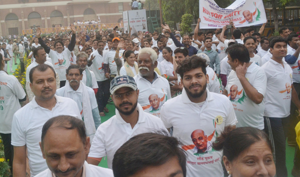 NEW DELHI, OCT 31 (UNI):- People participating in the 'Run for Unity' on the Rashtriya Ekta Diwas, at Major Dhyan Chand National Stadium, in New Delhi on Thursday. UNI PHOTO-RK5U