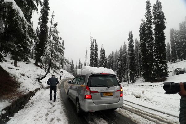 GULMARG (KASHMIR), NOV 6 (UNI) World famous ski resort of Gulmarg in Kashmir valley experienced seasons first snowfall on Wednesday. UNI SRN PHOTO 12