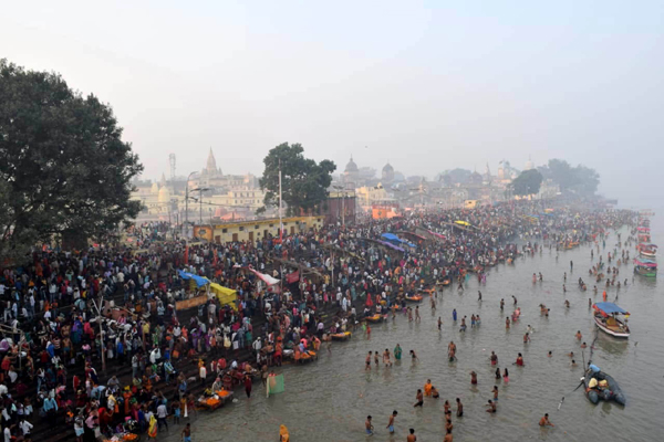 AYODHYA, NOV 5 (UNI) Devotees participating in the 14 Koshi parikarma in Ayodhya on Tuesday. UNI PHOTO-LKWPC9U