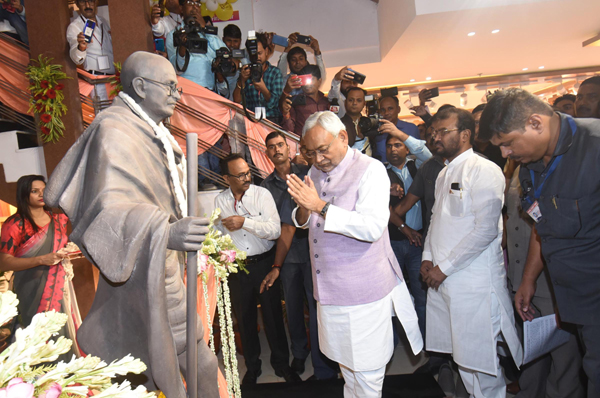 PATNA, NOV 5(UNI):- Bihar Chief Minister Nitish Kumar paying tribute to Mahata Gandhi after inaugurating Khadi Mall near Gandi Maidan, in Patna on Tuesday.UNI PHOTO-22U