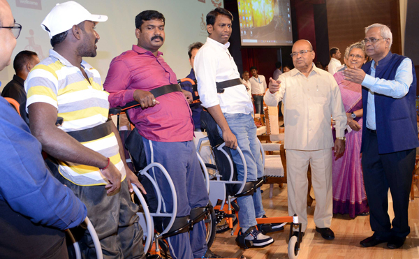 CHENNAI, NOV 5 (UNI):-Union Minister for Social Justice and Empowerment, Thaawarchand Gehlot (L) launching Indias first indigenously designed Standing Wheelchair' at IIT Madras Research Park, in Chennai on Tuesday. (with story MS 26) UNI PHOTO TK 2 U