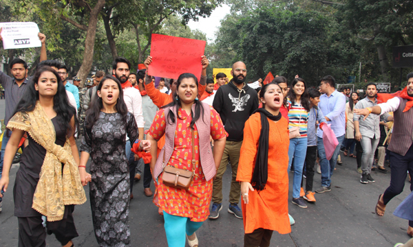 NEW DELHI, NOV 21 (UNI):- Members of Akhil Bharatiya Vidyarthi Parishad (ABVP) and Jawaharlal Nehru University (JNU) students raising slogans in protest against the fee hike, in New Delhi on Thursday. UNI PHOTO-JA22U