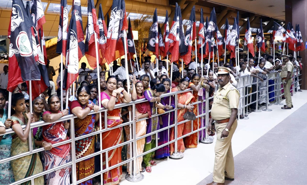 CHENNAI, NOV 19 (UNI):-AIADMK workers waiting outside the Chennai Airport to welcome Tamil Nadu Deputy Chief Minister O Panneerselvam Monday night. UNI PHOTO TK 5 U