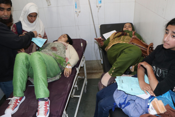 SRINAGAR, NOVEMBER 4 (UNI) Woman among the 24 others injured in which one non local died in a militant hand grenade attack at Hari Singh Street being treated in SMHS hospital in Srinagar on Monday.UNI SRN PHOTO 14