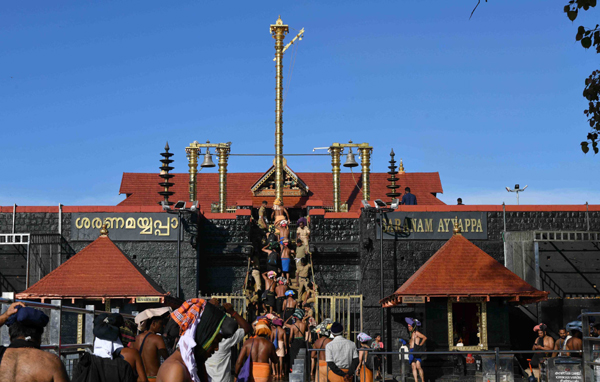 SABARIMALA, NOV 19 (UNI)-Devotee walking on steps for offering prayers to Lord Ayyappa,During the two month long Mandala Makaravilakku festival season in Sbraimala on Tuseday. UNI PHOTO -81U