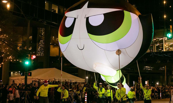 FORT WORTH, Nov. 25, 2019 (Xinhua) -- People hold a giant balloon in the Parade of Lights in Fort Worth, Texas, the United States, Nov. 24, 2019. Xinhua/UNI PHOTO-11F