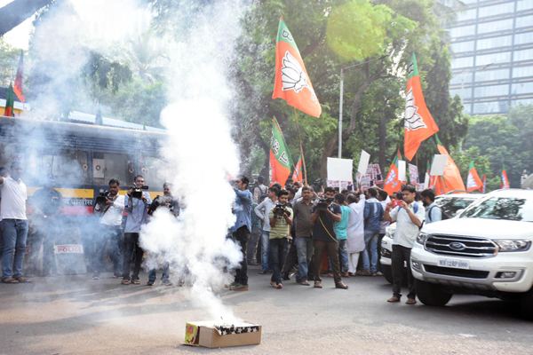 MUMBAI, NOV 23 (UNI) - BJP workers celebrating after Devendra Fadnavis's sworn-in as Chief Minister of Maharashtra for second time at states party office in Mumbai on Saturday. UNI PHOTO-106U