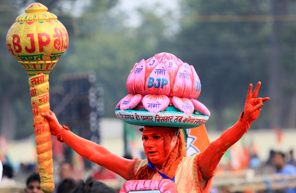 PALAMU, NOV 25 (UNI):- BJP supporter at Prime Minister Narendra Modis campaign rally for Assembly Election-2019 in Daltanganj, Palamu, on Monday. UNI PHOTO-42U