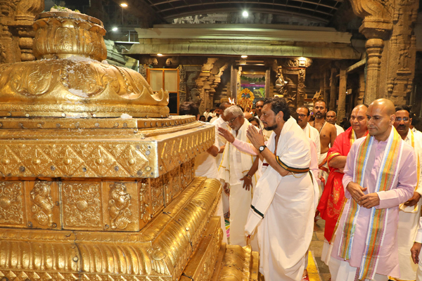 TIRUMALA, Nov 23 (UNI) : During his maiden visit to Tirumala in the capacity of the Chief Justice of India, Justice Sharad Arvind Bobde is offering prayers at the famous hill shrine of Lord Venkateswara here on Saturday evening. Tirumala Tirupati Devasthanams (TTD) Trust Board Chairman Y V Subbareddy and Executive officer Anil Kumar Singhal also present. UNI PHOTO RAO13