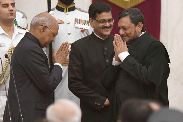 NEW DELHI, NOV 18 (UNI):-President Ram Nath Kovind being greeted by Justice Sharad Arvind Bodbe after being sworn in as Chief Justice of India during a swearing-in ceremony at Rashtrapati Bhavan, in New Delhi on Monday. UNI PHOTO-11U