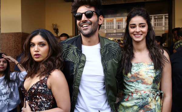 NEW DELHI, NOV 20 (UNI):- Bollywood actor Kartik Aryan, Bhumi Pednekar, Ananya Panda pose during the promotion of their upcoming movie Pati Patni Aur Woh, in New Delhi on Wednesday.UNI PHOTO-AK7U