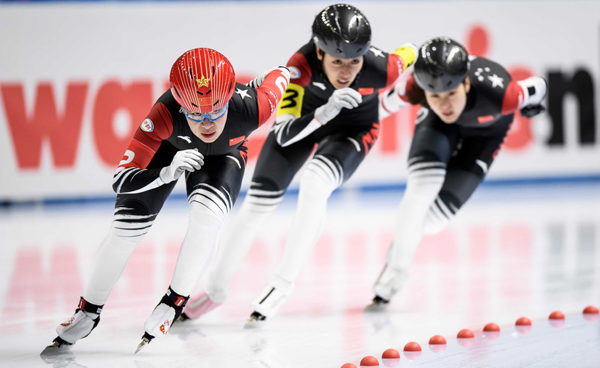 TOMASZOW MAZOWIECKI, Nov. 24 (Xinhua) -- Chinese athletes Zhou Yang (L), Tao Jiaying(C) and Li Dan compete during the women's Team Pursuit at the ISU Speed Skating World Cup in Tomaszow Mazowiecki, Poland, Nov. 23, 2019. Xinhua/UNI PHOTO-5F