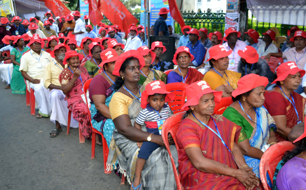 THIRUVANANTHAPURAM, NOV 28 (UNI) Fisheries-related workers under the banner of CITU staging a day-night strike in front of Kerala Secretariat to press their various demands, in Thiruvananthapuram on Thursday. UNI PHOTO-6U