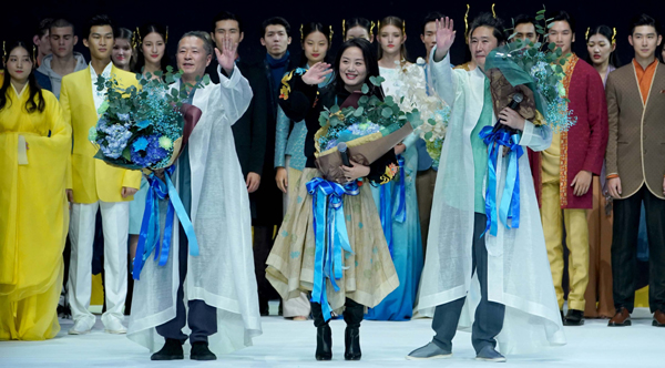 BEIJING, Oct. 31, 2019 (Xinhua) -- Designer Chu Yan (front, C) answers the curtain call during China Fashion Week S/S 2020 in Beijing, capital of China, Oct. 31, 2019. (Xinhua/UNI PHOTO-17F