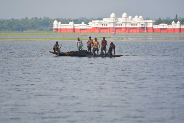 AGARTALA, NOV 20 (UNI):-Fishermen fishing at Rudsagar Lake, in Tripura on Wednesday. UNI PHOTO-22U