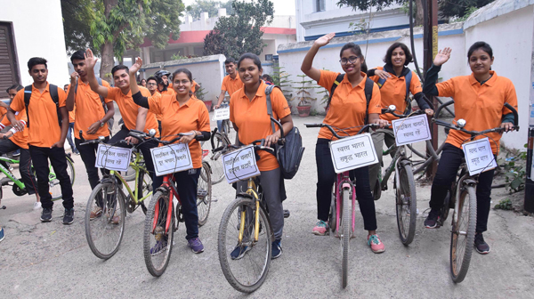 PATNA, NOV 24 (UNI):- Voluntears riding cycle Fit India Movement campaign during Swami Vivekananda Swasthya Cycle Yatra,in Patna on Sunday. UNI PHOTO-2U