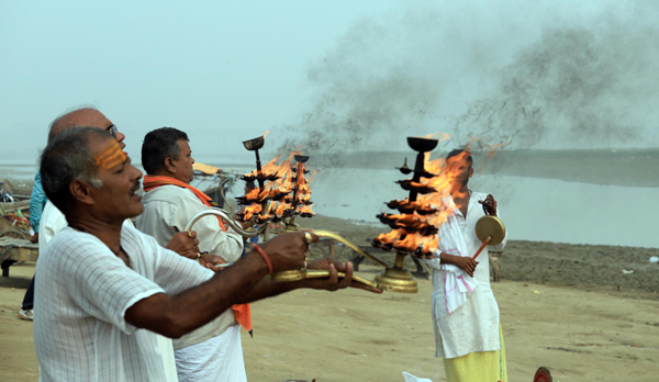 PRAYAGRAJ, NOV 5 (UNI):-Devotees offering Maa Ganga aarti at the bank of Ganga in Prayagraj on Tuesday morning . UNI PHOTO-7U