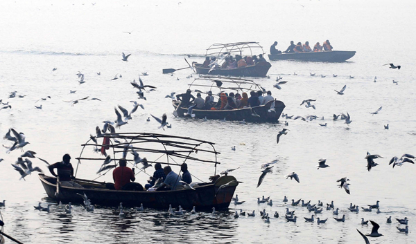 PRAYAGRAJ, NOV 23 (UNI):- People feeding migratory birds in Yamuna river in Prayagraj on Saturday.UNI PHOTO-8U