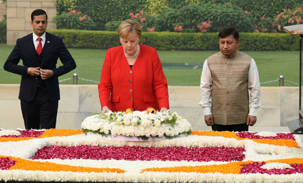 NEW DELHI, NOV 1 (UNI):- Chancellor of the Federal Republic of Germany Angela Merkel paying homage at the Samadhi of Mahatma Gandhi at Rajghat in Delhi on Friday.UNI PHOTO-9U