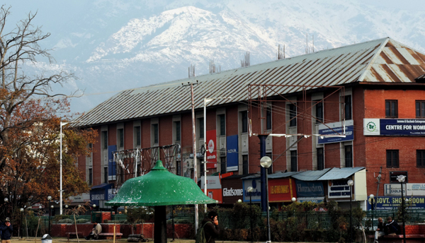 SRINAGAR, NOV 29 (UNI) With weather turned a bit clear snow bound mountains surrounding Srinagar became visible on Friday. UNI SRN PHOTO 7.