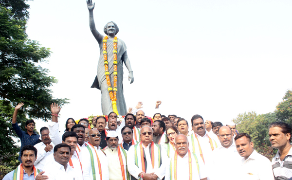 HYDERABAD, NOV 19 (UNI):- Telangana Senior Congress leader paying tributes to Former Prime Minister Indira Gandhi on the occasion of her Birth anniversary at the statue of Necklace Road in Hyderabad on Tuesday. UNI PHOTO  RJ6u