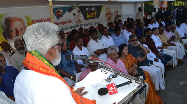 THIRUVANANTHAPURAM, NOV 1 (UNI)- BJP leader and former Mizoram Governor Kummanam Rajasekharan addressing party workers at a day-long hunger strike in front of Kerala Secretariat in protest over the acquittal of three accused in the mysterious deaths of two girl siblings at Walayar, in Thiruvananthapuram on Friday.UNI PHOTO-58u