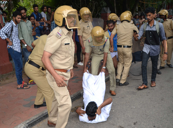 THIRUVANANTHAPURAM, NOV 19 (UNI)-Police arrest Kerala Students Union (KSU) workers staging a march to kerala state legislative assembly, protest against mark controversy of kerala university in Thiruvananthapuram on Tuseday.UNI PHOTO-46U