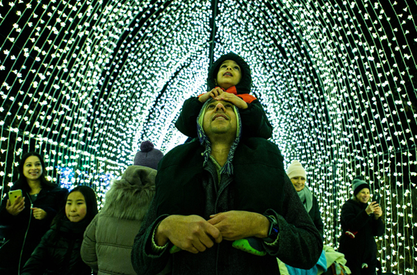 CHICAGO, Nov. 26 (Xinhua) -- People enjoy a tunnel of light at the Lightscape exhibit at Chicago Botanic Garden in Glencoe, Illinois, the United States, on Nov. 24, 2019. The Lightscape at Chicago Botanic Garden, the biggest holiday lights show in Chicago area, kicked off on Nov. 22, 2019 and will last until Jan. 5, 2020. Xinhua/ UNI PHOTO-5F